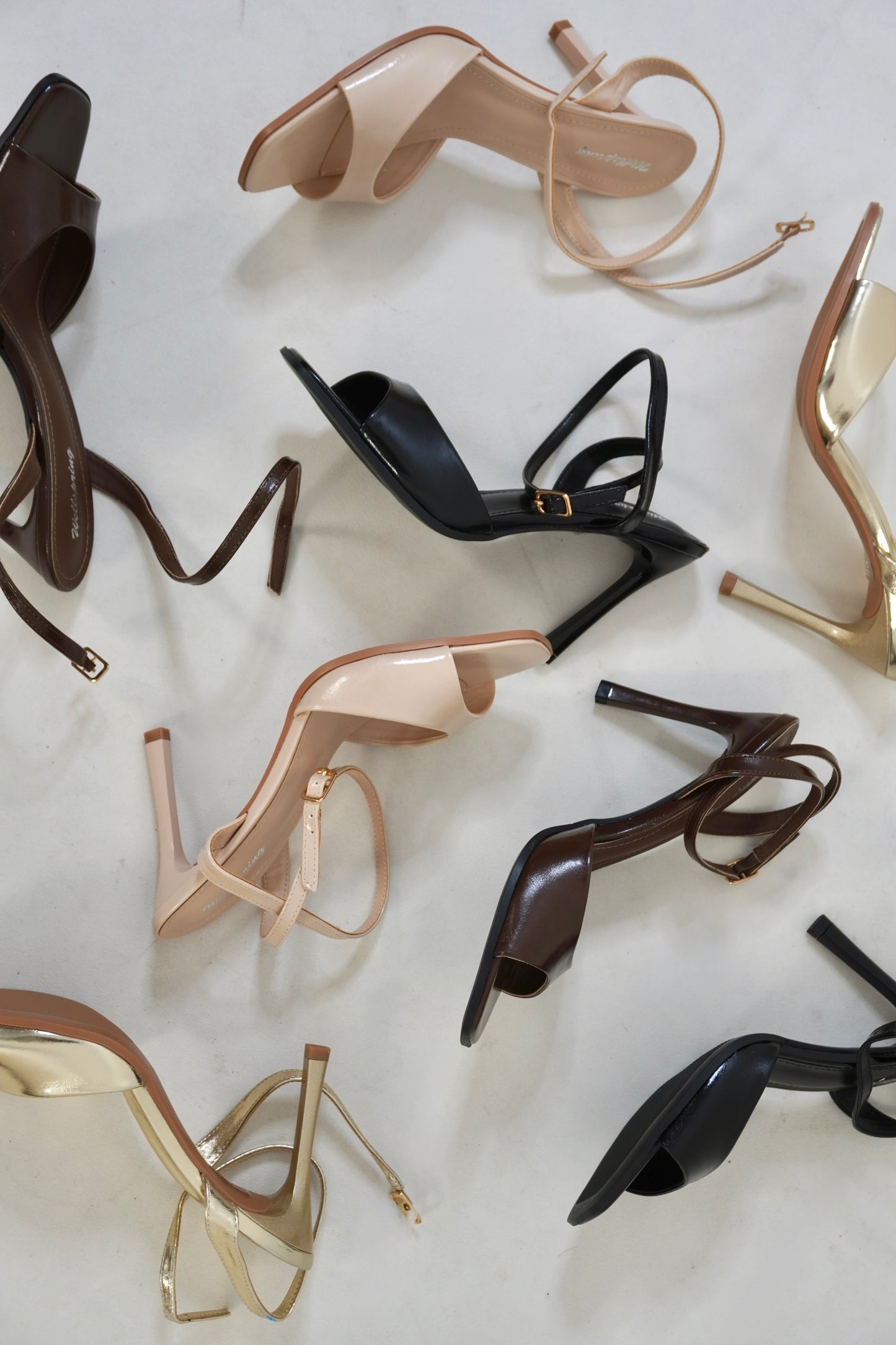 Sandalo in vernice con tacco M816